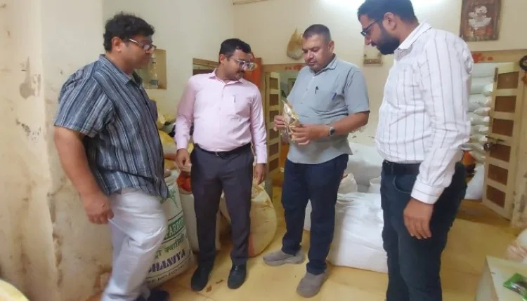 बच्चों को खिला रहे थे बासी भोजन, चारा वाली बोरी में पैक था आटा