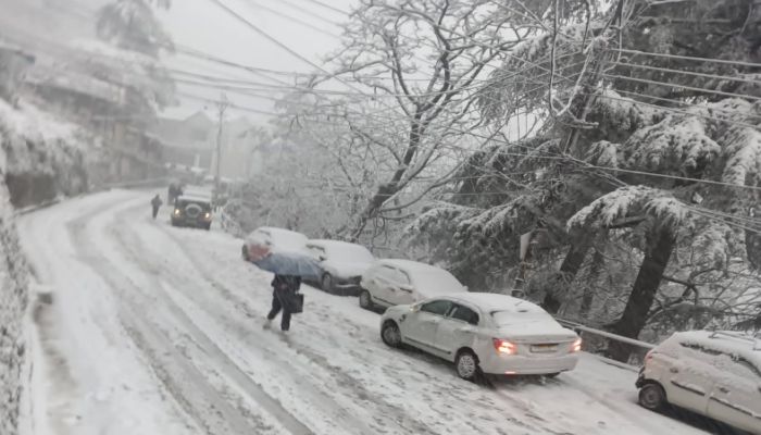 हिमाचलः भारी बर्फबारी के बाद पटरी से उतरा जनजीवन, येलो अलर्ट जारी