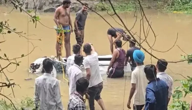 आगर मालवा में नाले के तेज बहाव में आई कार, आठ लोगों की डूब कर मौत