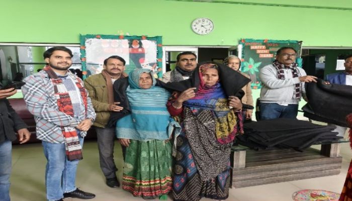सर्दी में कंबल पाकर खिले जरूरतमंदों के चेहरे, ठंड से बचने की अपील