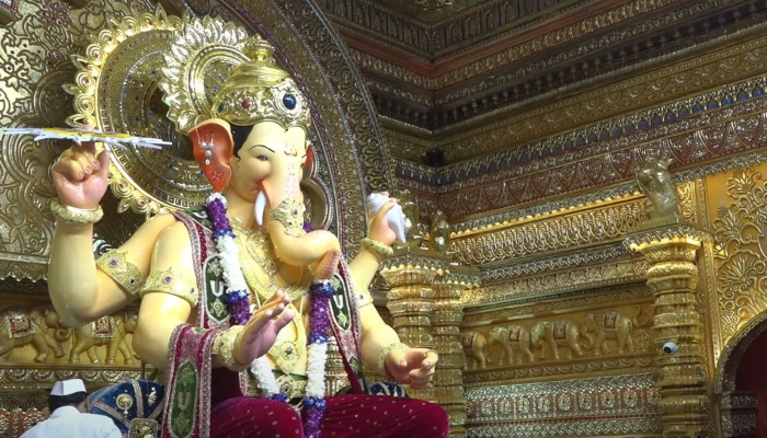 Ganesh Chaturthi 2025: लालबागचा राजा मंदिर की महिमा, 91 वर्षों से हर मन्नत पूरी, एक झलक पाने के लिए उमड़ रही भक्तों की भीड़