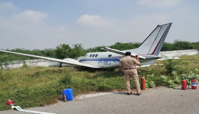 फर्रुखाबाद में बड़ा हादसा टला: टेकऑफ के दौरान झाड़ियों में उतरा निजी विमान, यात्रियों की सांसें अटकीं