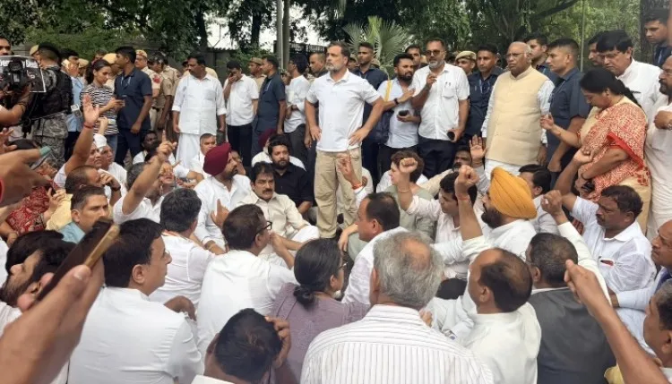 NEET Paper Leak Row : छात्रों पर लाठीचार्ज के खिलाफ सड़क पर उतरे राहुल गांधी, PM आवास के बाहर दिया धरना