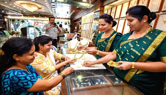 मजबूत डॉलर का दबाव: Gold-Silver की कीमतों में भारी गिरावट, निवेशकों की चिंता बढ़ी