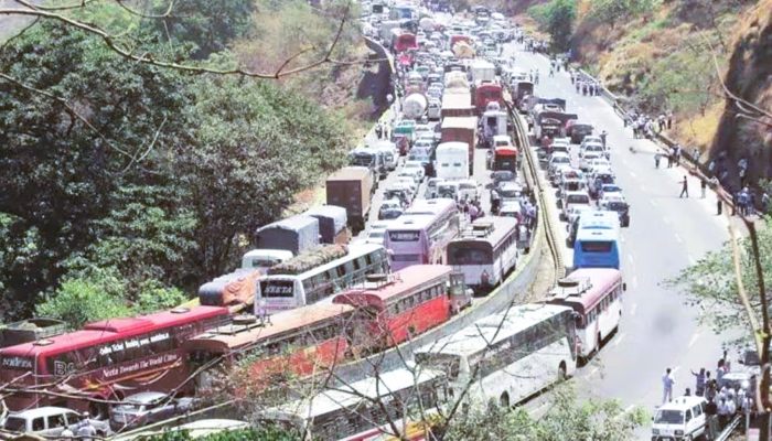 मुंबई-पुणे एक्सप्रेसवे पर भारी ट्रैफिक जाम, कार्यक्रम में नहीं पहुंच पाईं सुप्रिया सुले, शेयर किया वीडियो
