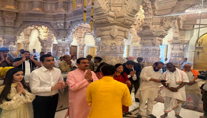 हनुमान जयंती पर अयोध्या पहुंचे गौतम अडाणी, परिवार संग किए रामलला के दर्शन किए, गुरुकुल के छात्रों से भी मिले