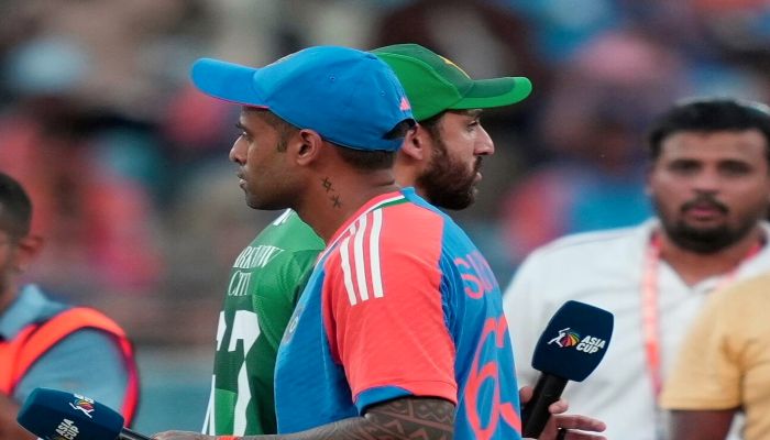 IND vs PAK: महामुकाबले में भारत की पहले बल्लेबाजी, पाकिस्तान ने टॉस जीतकर गेंदबाजी चुनी, दोनों कप्तानों ने नहीं मिलाया हाथ