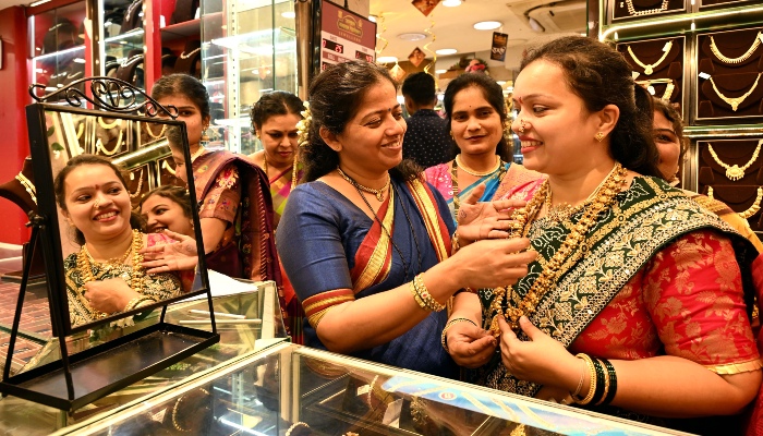 वैश्विक अनिश्चितता के बीच बढ़ी सोने-चांदी की मांग, कीमतें रिकॉर्ड ऊंचाई पर