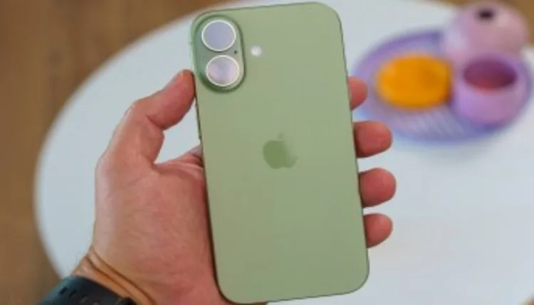 iPhone 18 RAM Upgrade : मिलेगा 12GB RAM, AI फीचर्स होंगे पहले से कहीं ज्यादा ताकतवर, कीमत पर भी आई राहत की खबर