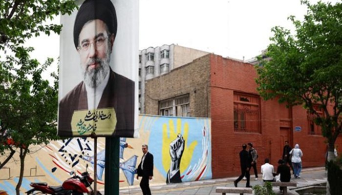 Strait Of Hormuz: युद्ध की तैयारी कर रहा अमेरिका! ईरान ने कहा- पीछे नहीं हटेंगे