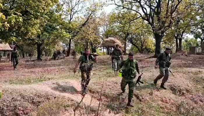 Chhattisgarh Naxal Encounter: छत्तीसगढ़ के बीजापुर में बड़ी मुठभेड़, 17 लाख के इनामी चार नक्सली ढेर