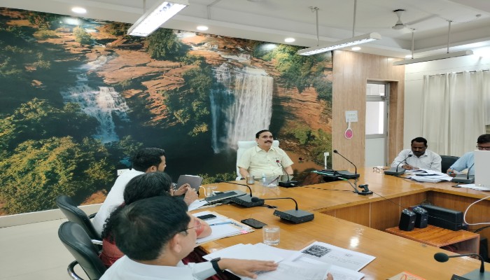 मण्डलायुक्त ने की परियोजनाओं की समीक्षा, अधिकारियों से मांगी प्रगति रिपोर्ट