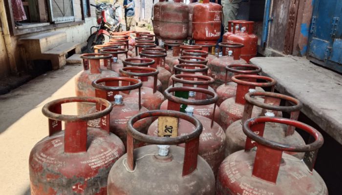 कालाबाजारी पर पुलिस की पैनी नजर, प्रशासन ने कहा- सर्वर लोड है असली विलेन