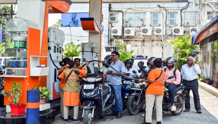 Petrol-Diesel Prices Hike : आम आदमी की टूटती कमर, दस दिन में चौथी बार फिर बढ़े पेट्रोल-डीजल के दाम