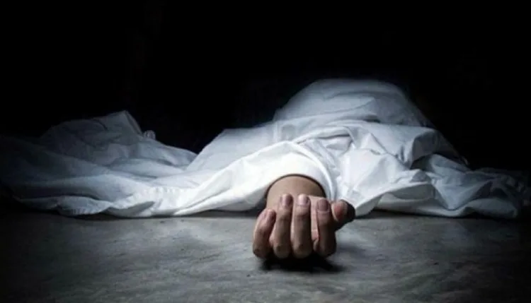 कुल्हाड़ी से पिता को काट डाला, बाद में मेट्रो के आगे कूद गया