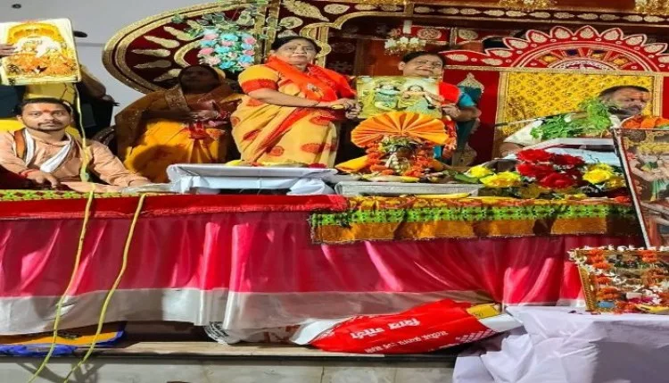 पर्यावरण संरक्षण का संकल्प लेकर तुलसी के पौधे भेंट किए