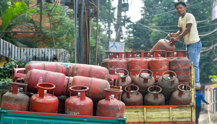 LPG Price Hike: 29 रुपये महंगा हुआ घरेलू LPG सिलेंडर, नया रेट आज से लागू