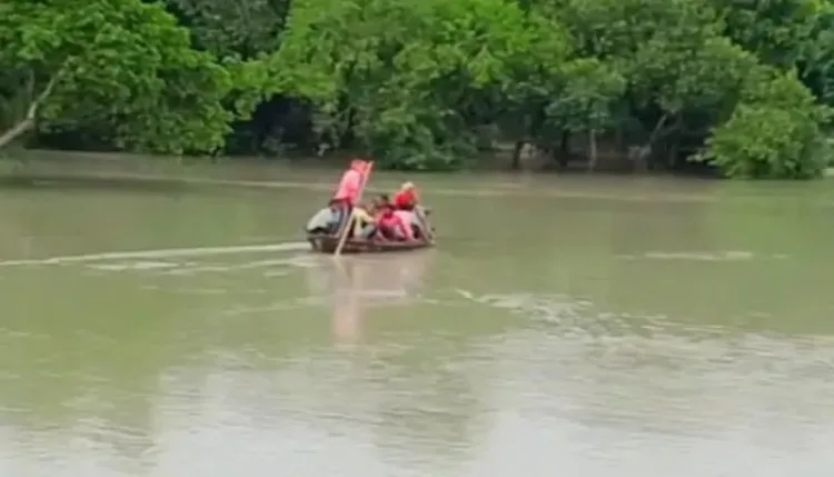 बाराबंकी : 20 साल बाद सरयू उफान पर,  हेतमपुर में मंदिर.टेलीफोन एक्सचेंज डूबे