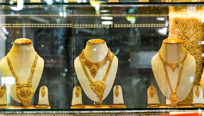 Bullion Market में बड़ी गिरावट: एक सप्ताह में Gold 6,438 रुपये और Silver 14,326 रुपये टूटी, निवेशकों की बढ़ी चिंता