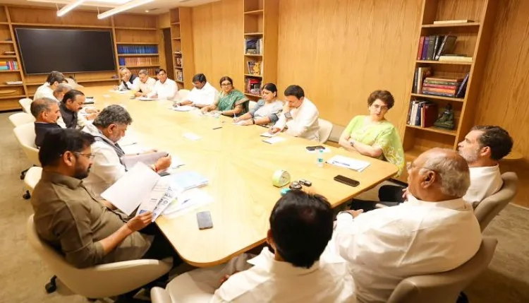 सीडब्ल्यूसी की बैठक में चुनाव आयोग की निष्पक्षता पर उठाए सवाल