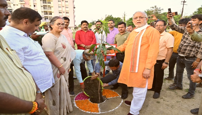 एक पेड़ मां के नाम, मंत्री ने भी लगाया पौधा