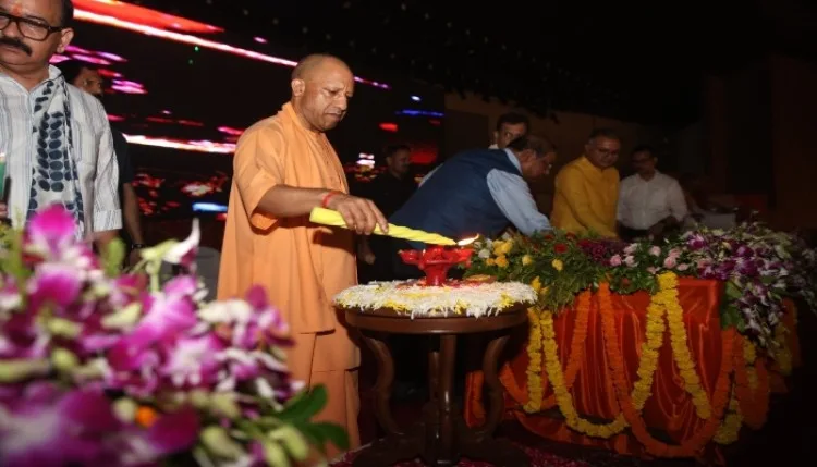 मुख्यमंत्री योगी ने राष्ट्र प्रेरणा स्थल पर जलाए आशीर्वाद के दीये