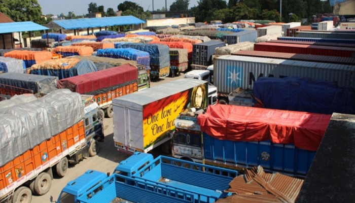 Nepal: MRP लेबल को लेकर सरकार सख्त, नेपाल सीमा पर रुके सैकड़ों कंटेनर