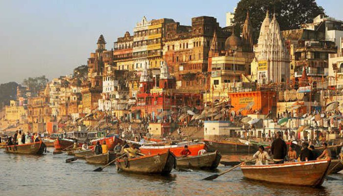 वाराणसी गंगा नदी में शराब की बोतल लहराते युवक का वीडियो वायरल
