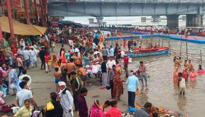शरद पूर्णिमा पर काशी में उमड़ा आस्था का सैलाब, श्रद्धालुओं ने गंगा लगाई डूबकी... बाबा विश्वनाथ के किए दर्शन