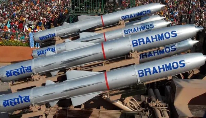 AIM-120 AMRAAM का बाप है ब्रह्मोस क्रूज मिसाइल, तूफानी रफ्तार के साथ रेंज भी है तीन गुना