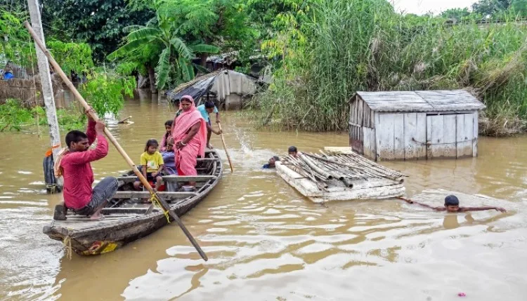 बिहार में बाढ़ से हाहाकार, गंगा समेत कई नदियां खतरे के निशान से ऊपर