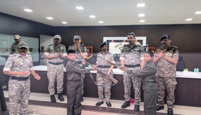 बड़ी सफलता! 82 लाख के इनामी 11 नक्सलियों ने किया आत्मसमर्पण