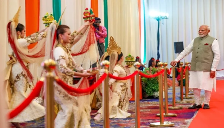Jakarta PM Modi Visit : जकार्ता में भारतीय संस्कृति की गूंज, पीएम मोदी का भव्य स्वागत; राष्ट्रपति प्रबोवो ने एयरपोर्ट पर किया विशेष अभिनंदन