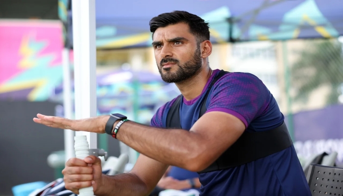 पाकिस्तानी कनेक्शन बना रोड़ा! T20 वर्ल्ड कप से पहले स्कॉटलैंड के स्टार गेंदबाज़ सफयान शरीफ का वीजा अटका, टीम में मचा हड़कंप