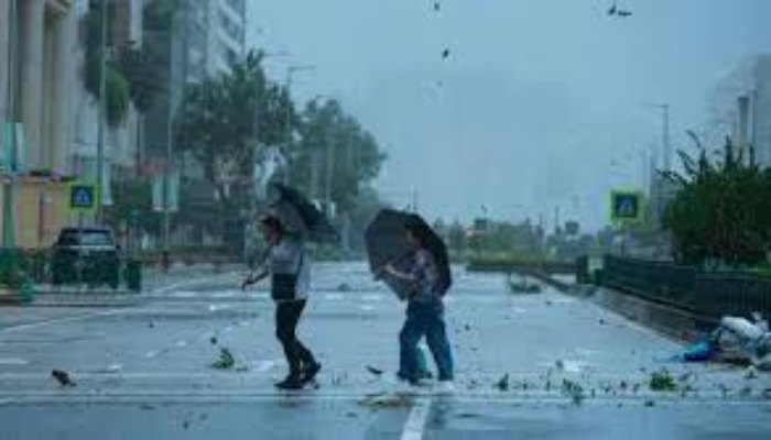Japan Jangmi Typhoon : ओकिनावा में भयंकर तबाही मचाने के बाद क्यूशू की ओर बढ़ रहा भीषण तूफान 'जांगमी, तेज हवाओं-भारी बारिश की चेतावनी, सैकड़ों फ्लाइट कैंसिल