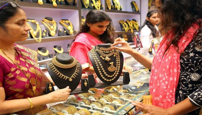 Gold Silver Prices Updates: सर्राफा बाजार में चमका सोना, चांदी की कीमत में कोई बदलाव नहीं