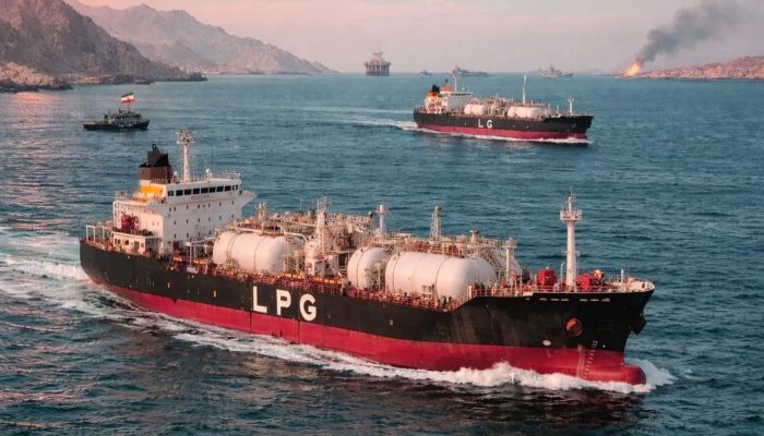 Strait of Hormuz: भीषण युद्ध के बीच भारत के दो और LPG जहाजों ने पार किया होर्मुज स्ट्रेट, ईरान ने दिया सुरक्षित रास्ता