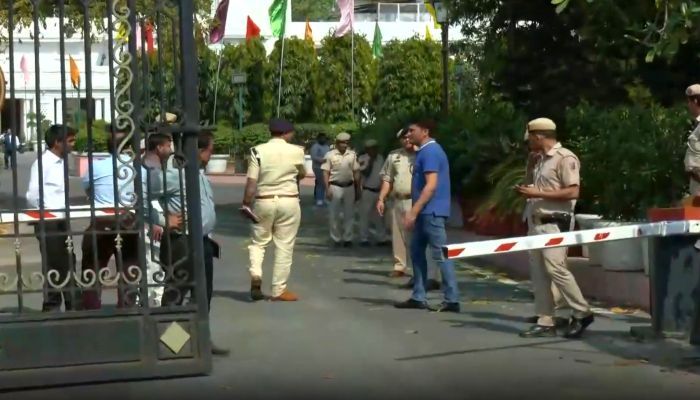 Delhi Assembly Security Breach: हाई-सिक्योरिटी गेट तोड़कर दिल्ली विधानसभा में घुसी कार, मचा हड़ंकप