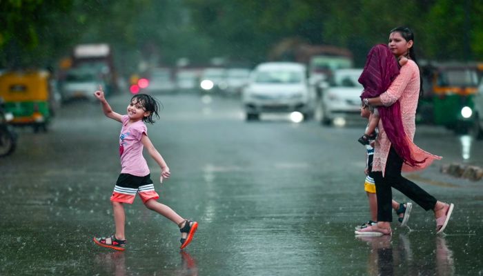 Delhi-NCR Weather: दिल्ली-एनसीआर में झमाझम बारिश, IMD ने जारी की चेतावनी