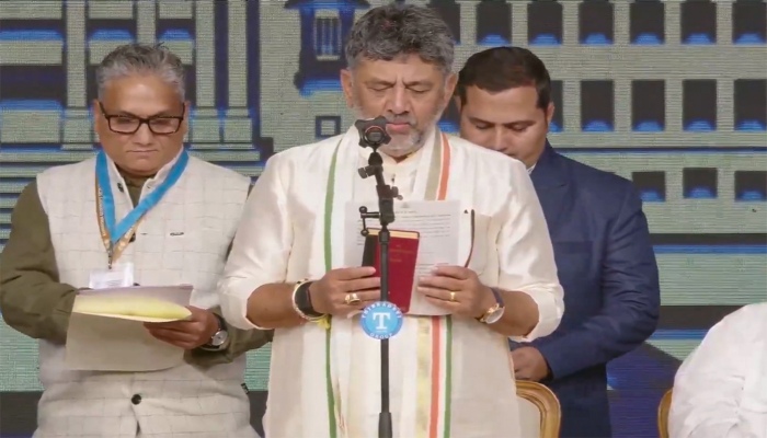 DK Shivakumar Oath Ceremony: कर्नाटक के 25वें मुख्यमंत्री बने डीके शिवकुमार, भव्य समारोह में ली पद की शपथ
