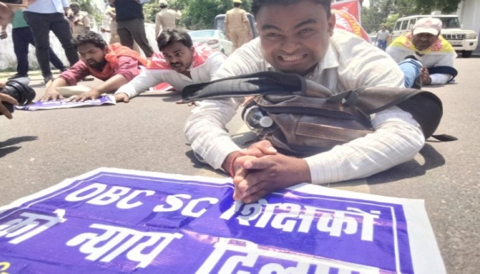 लखनऊ में शिक्षकों का अनोखा प्रदर्शन, रेंगकर पहुंचे शिक्षा आवास