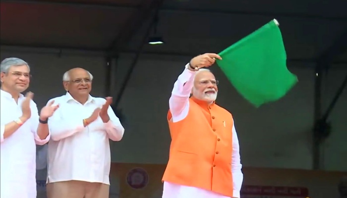 PM Modi ने  वलसाड-दाहोद ट्रेन को दिखाई हरी झंडी, लोकोमोटिव मैन्युफैक्चरिंग प्लांट का किया शुभारंभ