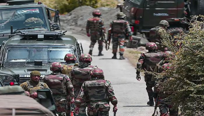 Kulgam Encounter: कुलगाम मुठभेड़ में सेना के दो जवान शहीद, एक आतंकी ढेर