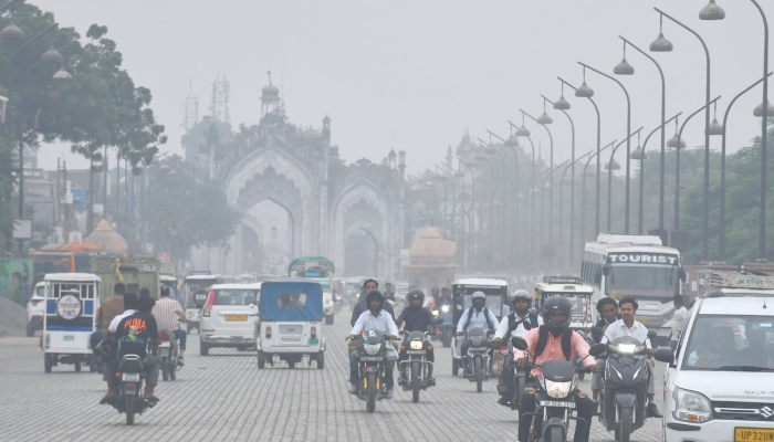Cyclone Montha : उत्तर प्रदेश में बेमौसम बारिश और मोंथा तूफान से तापमान में भारी गिरावट