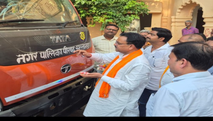 पालिकाध्यक्ष ने वाटर स्प्रिंकलर वाहन विथ हाई प्रेशर जेटिंग मशीन को दिखाई हरी झंडी