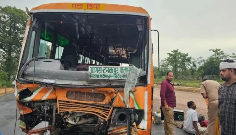 Kasganj Bus Accident: कासगंज में बरेली मथुरा हाईवे पर दो बसों की भिड़ंत, 2 की मौत, 36 घायल, 12 जिला अस्पताल रेफर