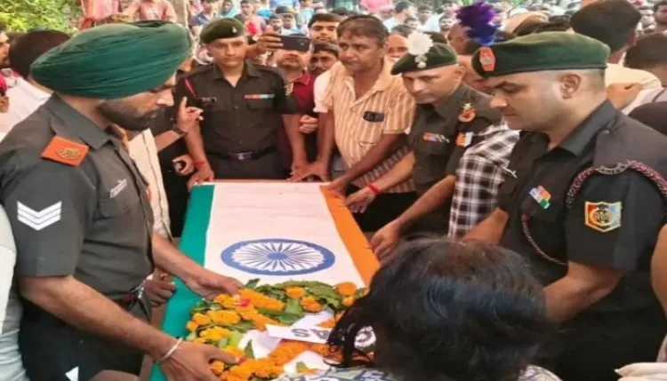 मृतकों के शव पहुंचे देवरिया, अंतिम विदाई देने उमड़ पड़ा पूरा गांव
