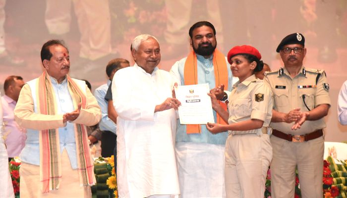 Bihar Police Bharti: बिहार पुलिस को मिलें 2,1391 नए कांस्टेबल, CM नीतीश ने सौंपा नियुक्ति पत्र