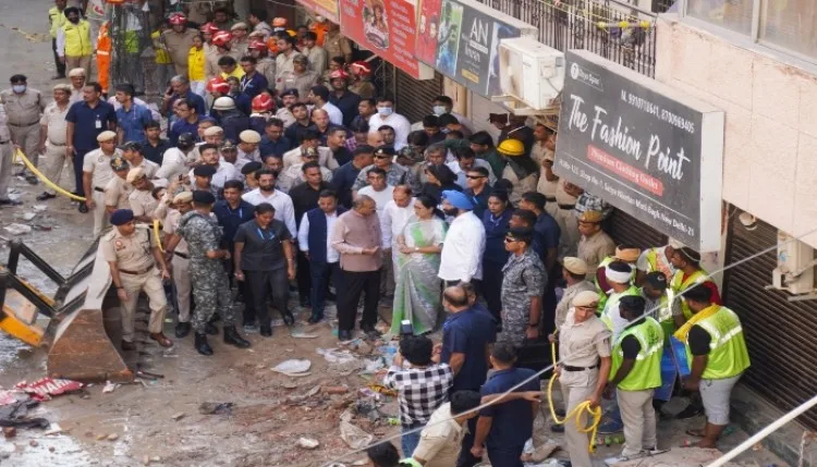 सत्य निकेतन हादसा: लापरवाही बरतने पर एमसीडी के 5 अधिकारी सस्पेंड