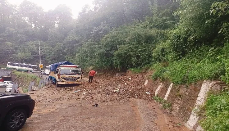 हिमाचल में भारी बारिश से भूस्खलन का खतरा बढ़ा, 46 सड़कों पर यातायात ठप, मौसम विभाग ने जारी किया अलर्ट